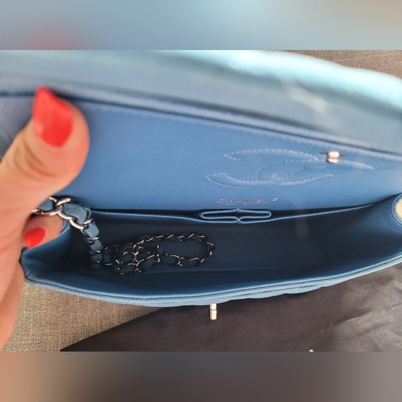 Chanel medium flap in caviar - Picture 10 of 13